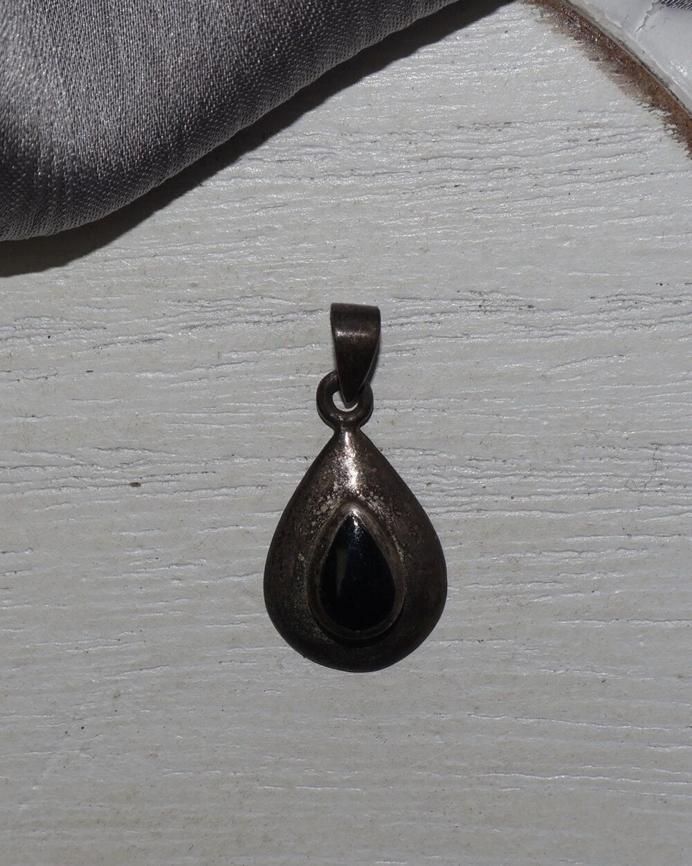 Vintage Onyx Sterling Silver Pendant 1.3G / 0.9in